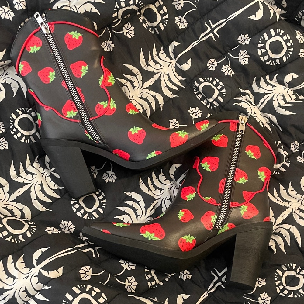 Dolls Kill x Strawberry Shortcake MEADOW GREETING COWBOY BOOTS - BLACK Size 9